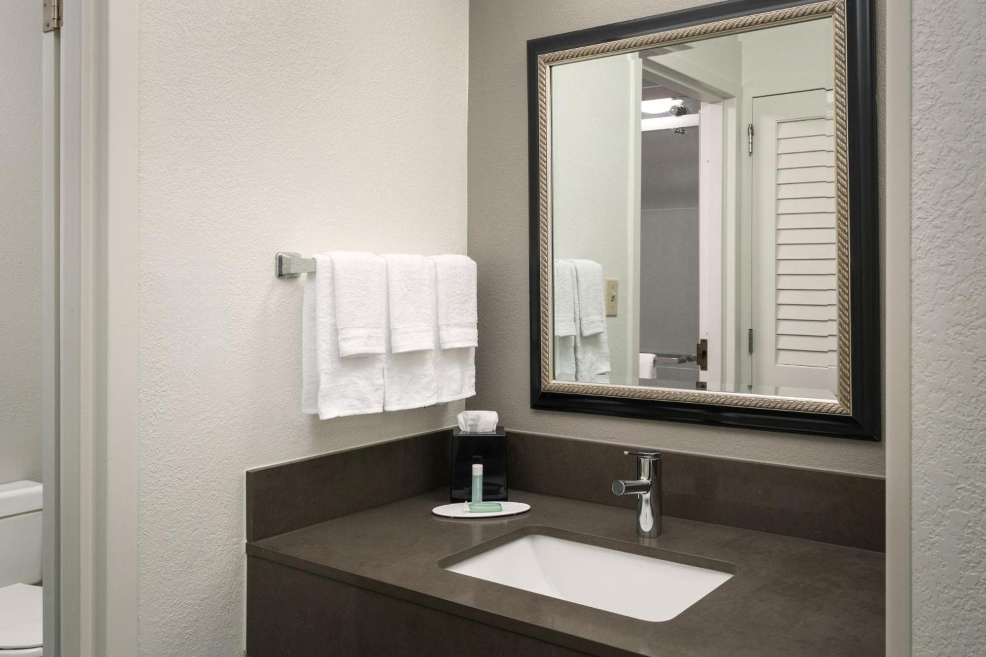 Готель Courtyard Melbourne West Екстер'єр фото