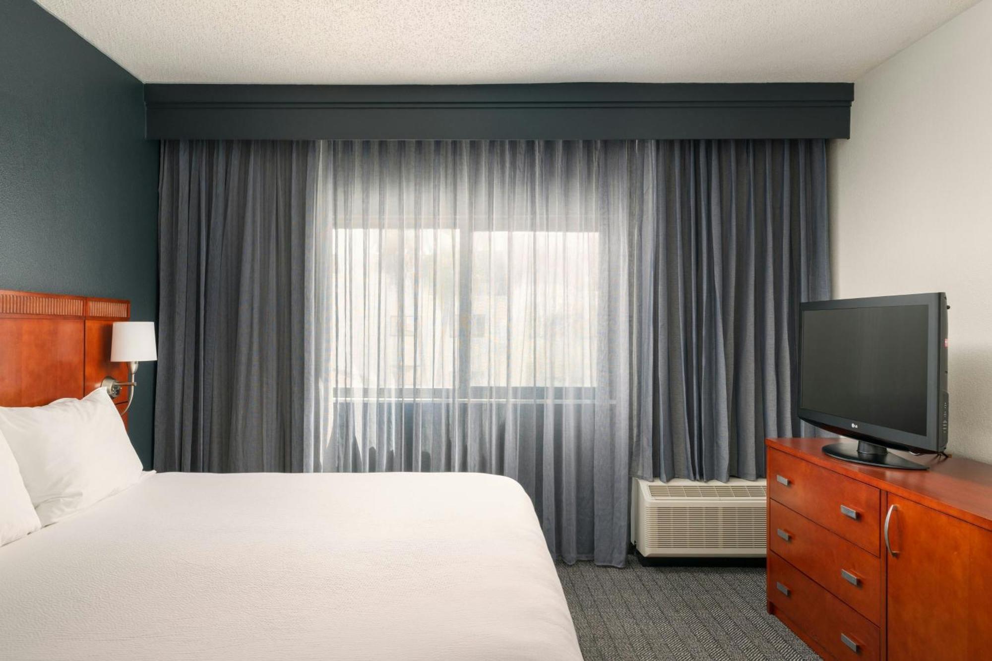 Готель Courtyard Melbourne West Екстер'єр фото