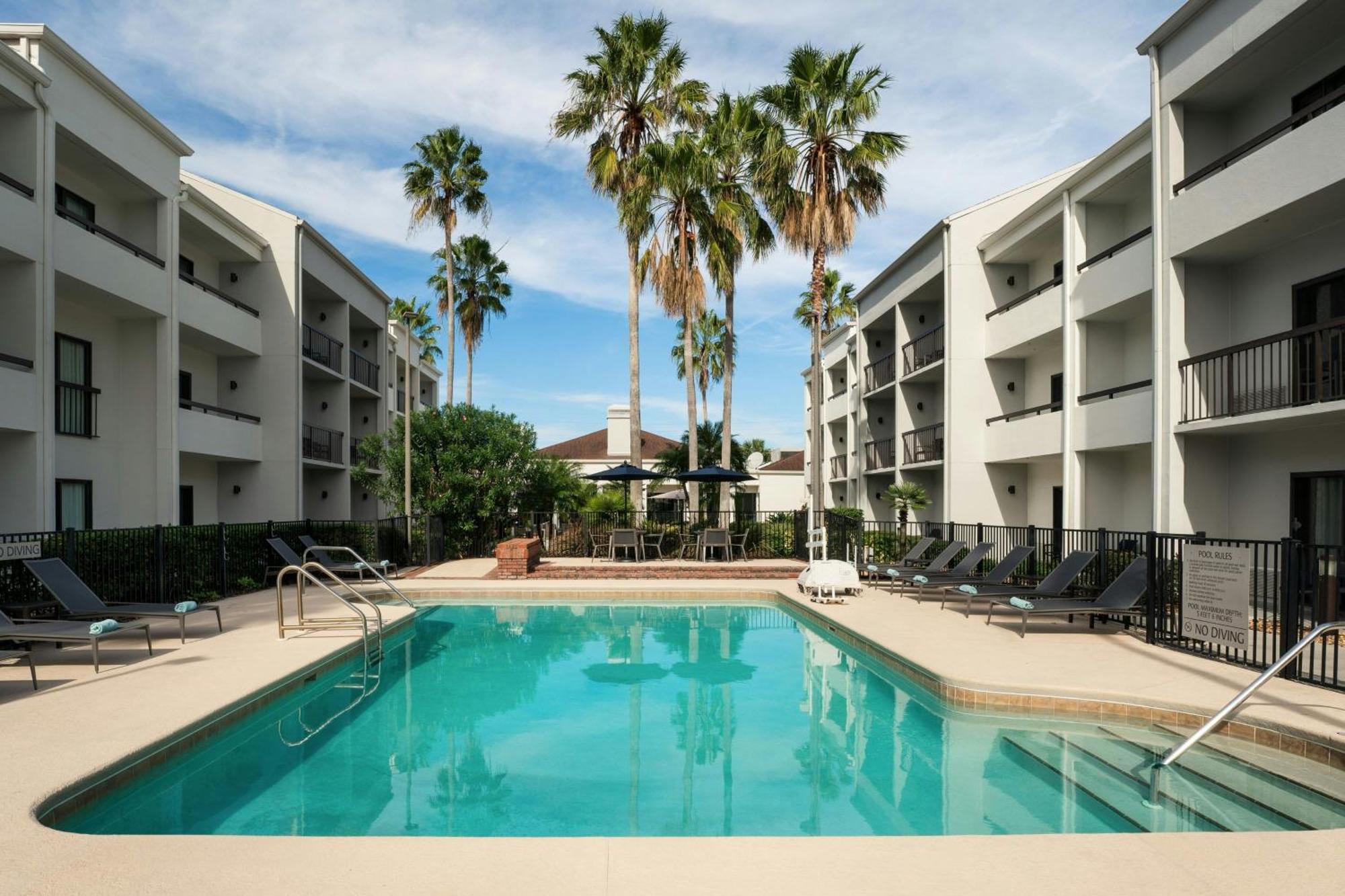 Готель Courtyard Melbourne West Екстер'єр фото
