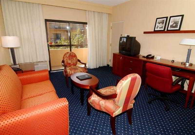 Готель Courtyard Melbourne West Номер фото